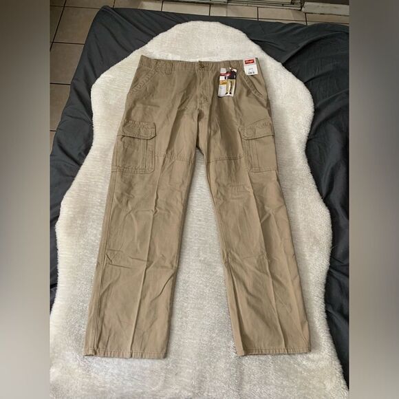 New Wrangler Relaxed Straight Leg Cargo Khaki Pants Size 38x32‎ NWT - Picture 1 of 7